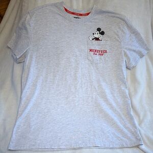 Disney Mickey and friends men’s Large tee